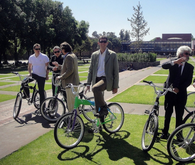 Todos pedalean en bici